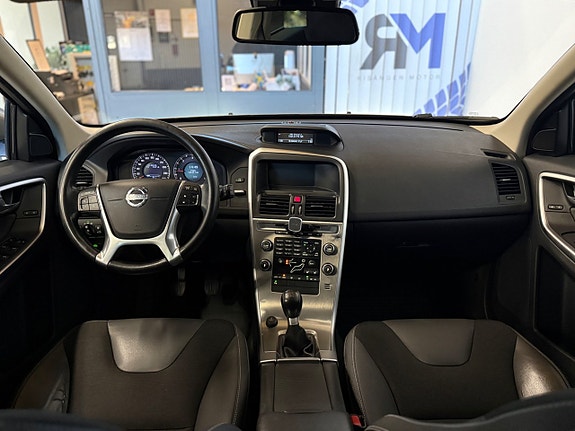 Volvo XC60 10 of 16