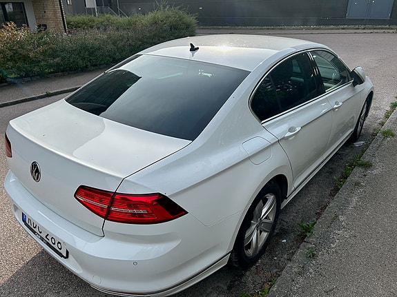 Volkswagen Passat 2 of 4