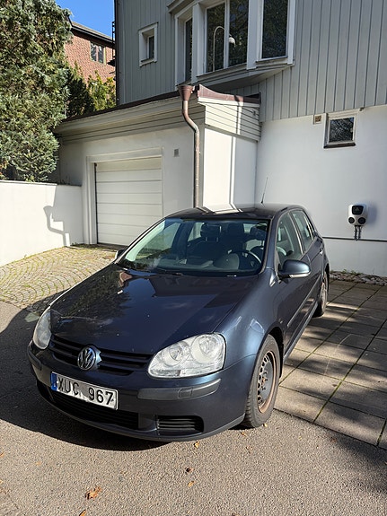 Volkswagen Golf V 2 of 10