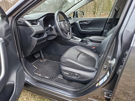 Toyota RAV4 4 of 12