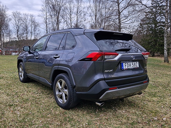 Toyota RAV4 2 of 12