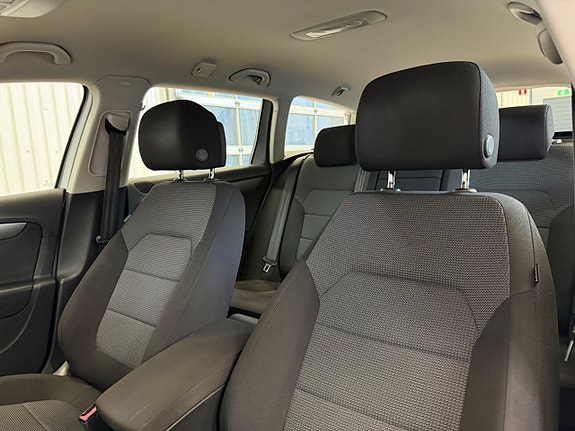 Volkswagen Passat 14 of 17
