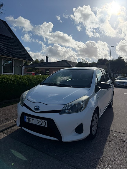 Toyota Yaris 2 of 6