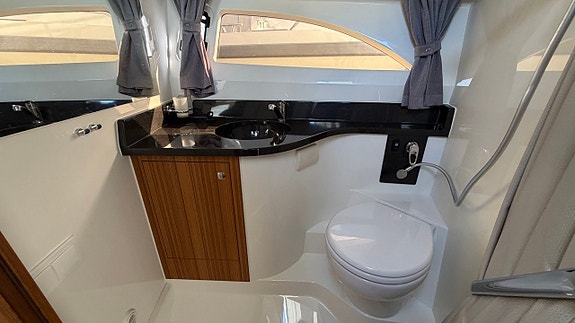Marex 310 Sport Cruiser / Volvo Penta D6-440 -23 101 tim 11 of 13