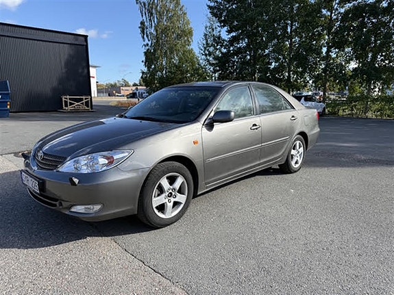 Toyota Camry 2 of 14