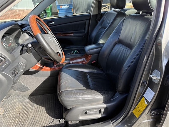 Toyota Camry 9 of 14