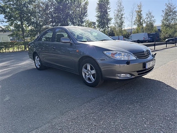 Toyota Camry 3 of 14