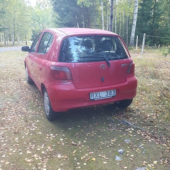 Toyota Yaris 2 of 3