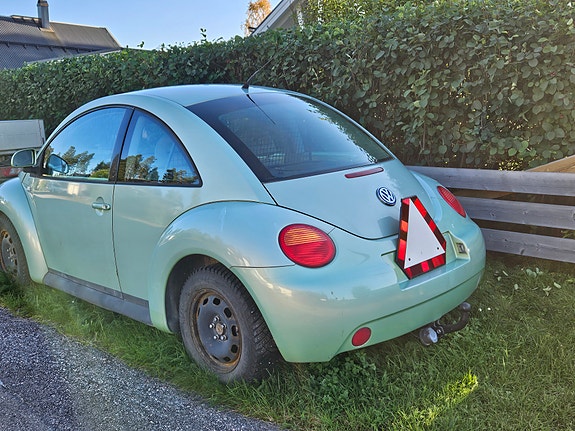 Volkswagen New Beetle 3 of 7
