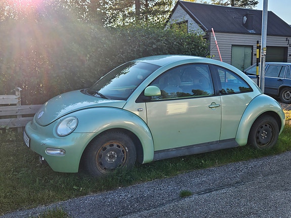 Volkswagen New Beetle 2 of 7