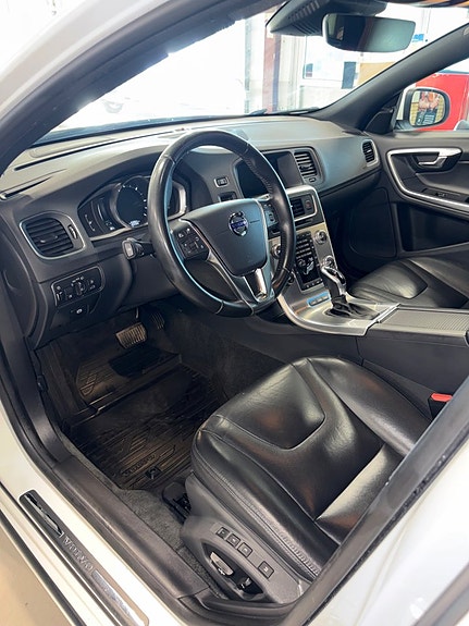 Volvo V60 2 of 10