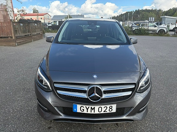 Mercedes-Benz B200 d 2 of 7