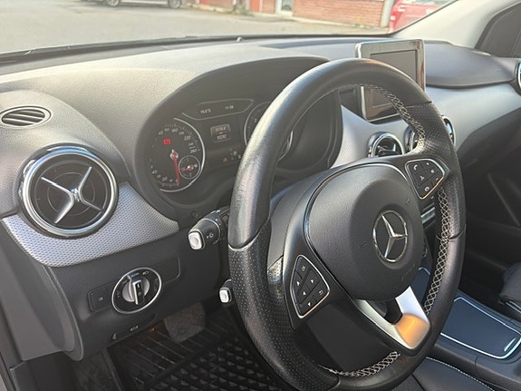 Mercedes-Benz B200 d 3 of 7