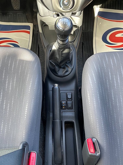 Toyota Yaris 15 of 19