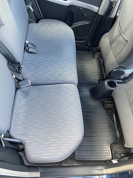 Toyota Yaris 13 of 19