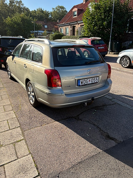 Toyota Avensis 2 of 4