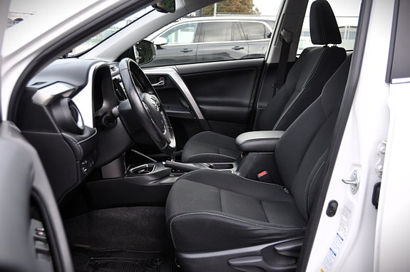 Toyota RAV4 6 of 14