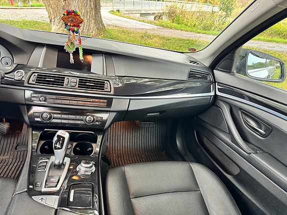 BMW 528i 12 of 17
