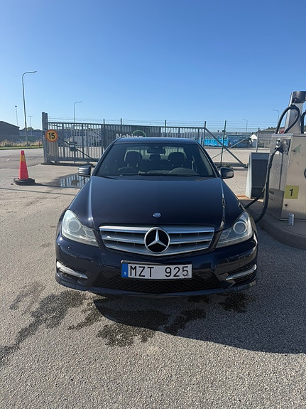 Mercedes-Benz C180 2 of 11
