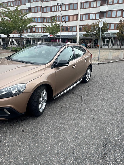 Volvo V40 Cross Country 2 of 6
