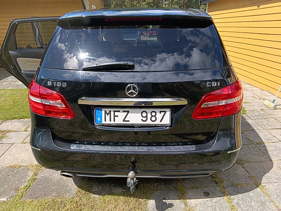 Mercedes-Benz B180 5 of 8