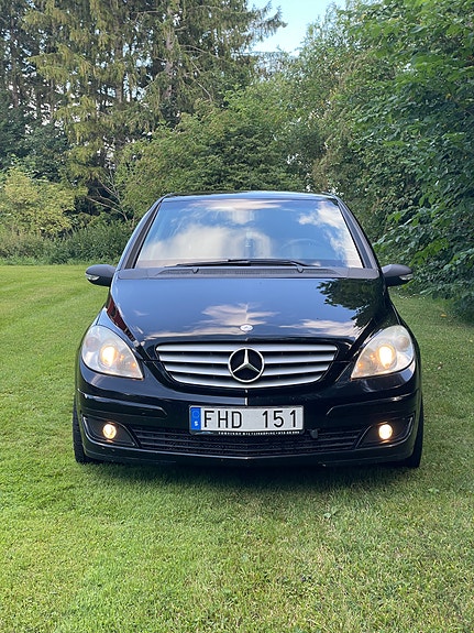 Mercedes-Benz B170 2 of 8