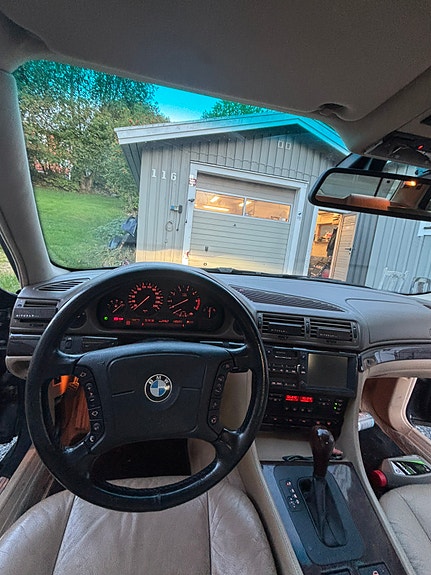 BMW 750i 11 of 12