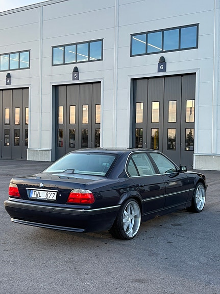 BMW 750i 3 of 12