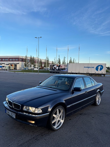 BMW 750i 5 of 12