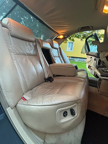 BMW 750i 9 of 12