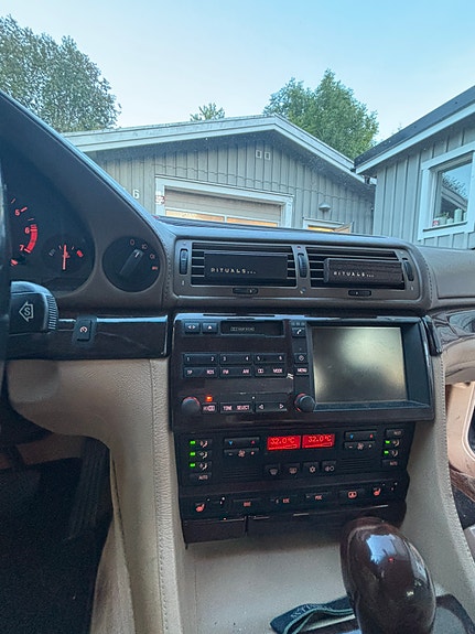BMW 750i 10 of 12
