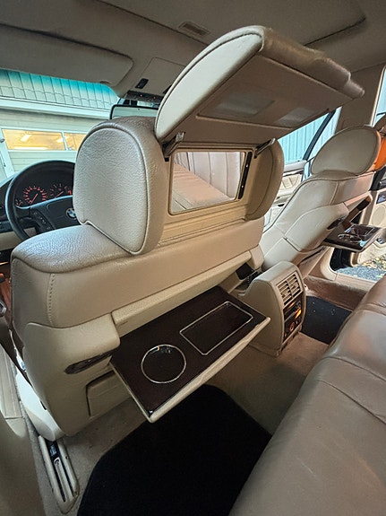 BMW 750i 7 of 12