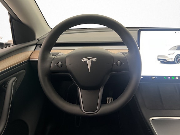 Tesla Model Y 15 of 30