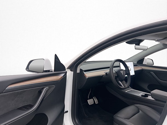 Tesla Model Y 12 of 30