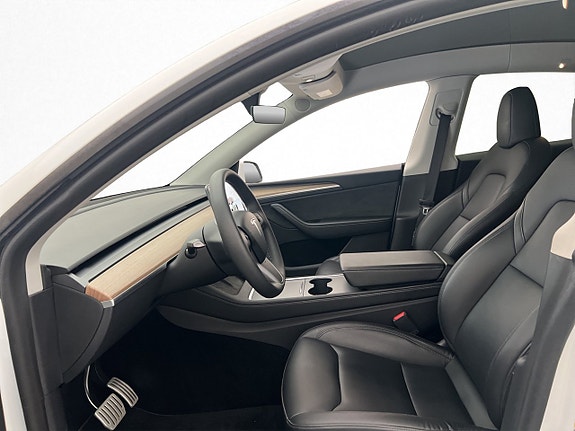 Tesla Model Y 13 of 30