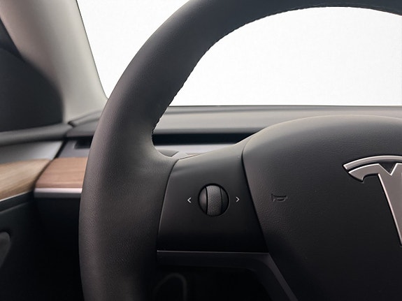 Tesla Model Y 17 of 30