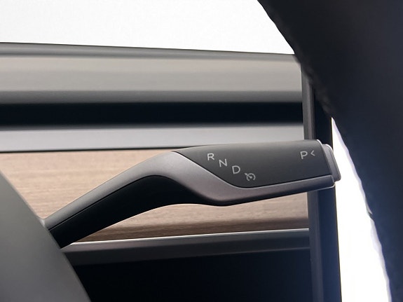 Tesla Model Y 19 of 30