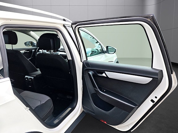 Volkswagen Passat Alltrack 16 of 25