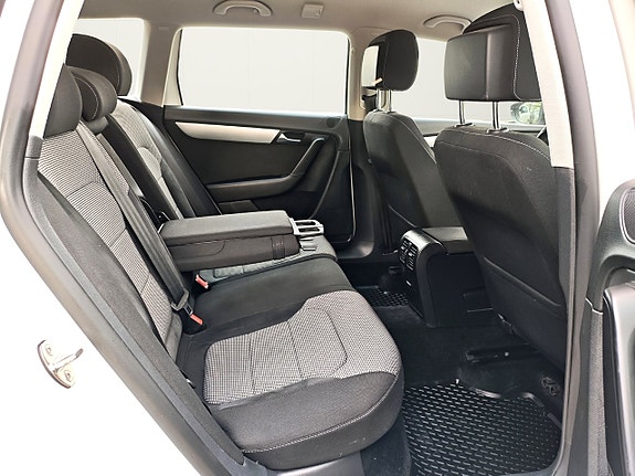 Volkswagen Passat Alltrack 17 of 25