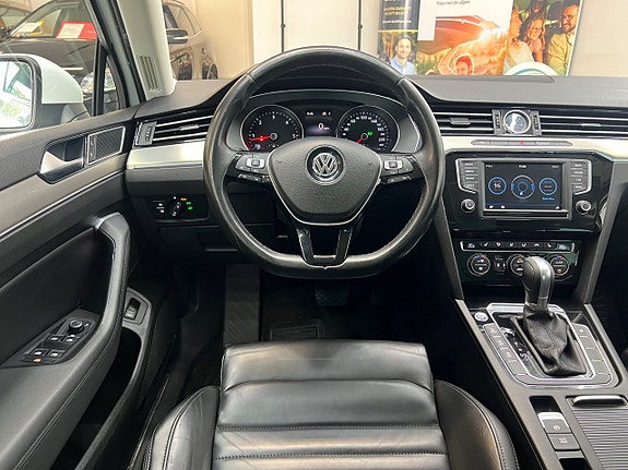 Volkswagen Passat 16 of 30
