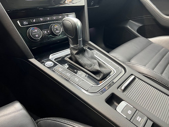 Volkswagen Passat 23 of 30