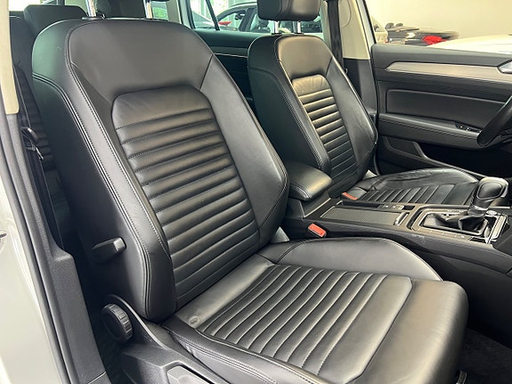 Volkswagen Passat 28 of 30