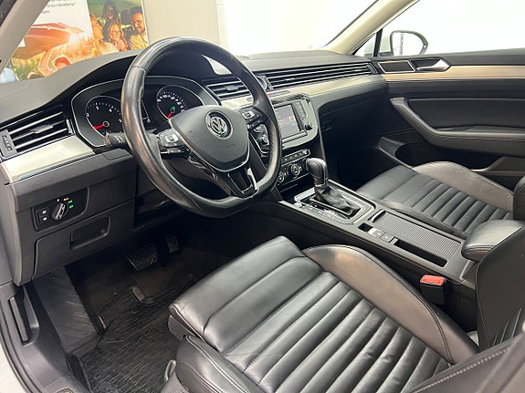 Volkswagen Passat 17 of 30