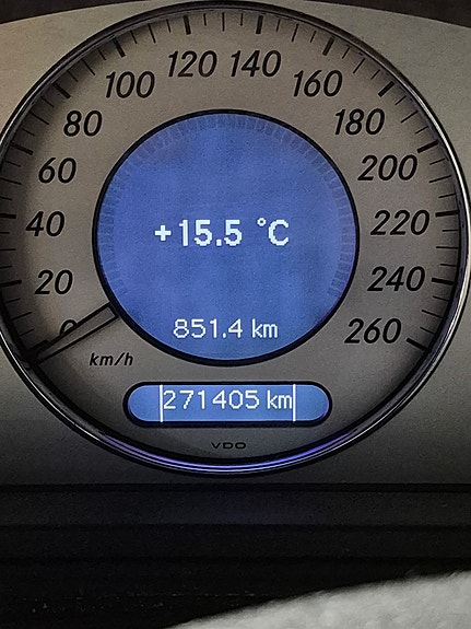 Mercedes-Benz E320 9 of 9