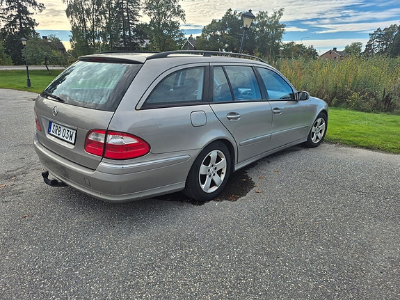 Mercedes-Benz E320 4 of 9