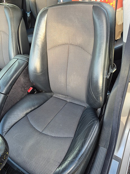 Mercedes-Benz E320 5 of 9