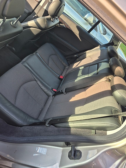 Mercedes-Benz E320 8 of 9