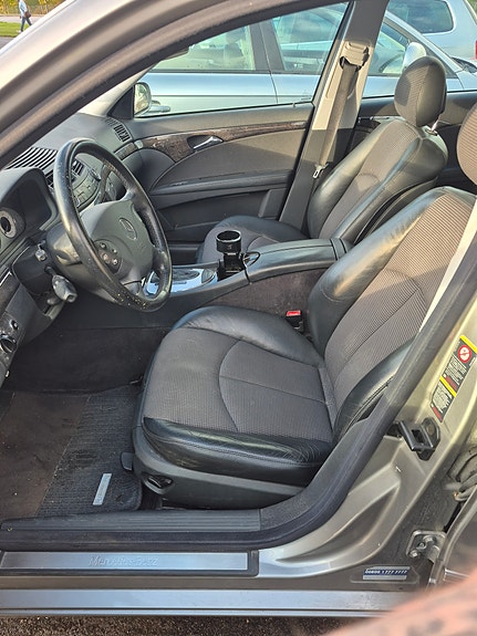 Mercedes-Benz E320 7 of 9