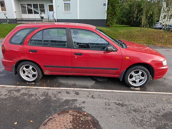 Nissan Almera 4 of 23