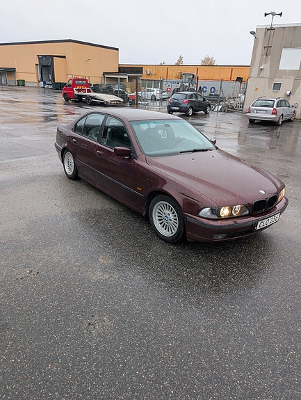 BMW 523i 3 of 9